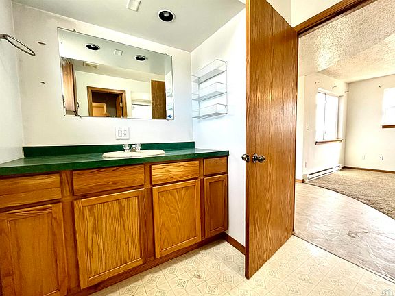 5th image of 205 Grape St
