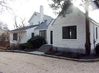 26 E Tiana Rd, Hampton Bays, NY 11946