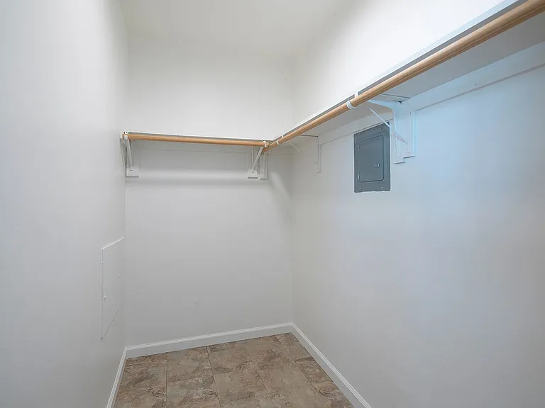 947 Oak Apartments — Photo 8