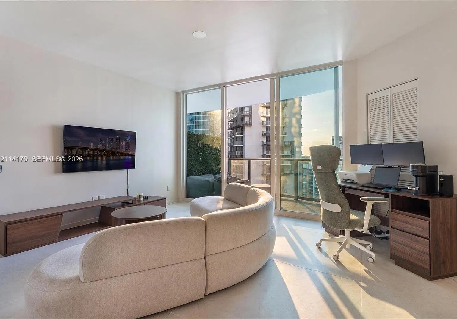 Met 1 Condo — Photo 3