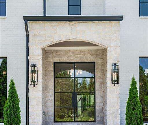 4th image of 290 Christopher Robin Rd