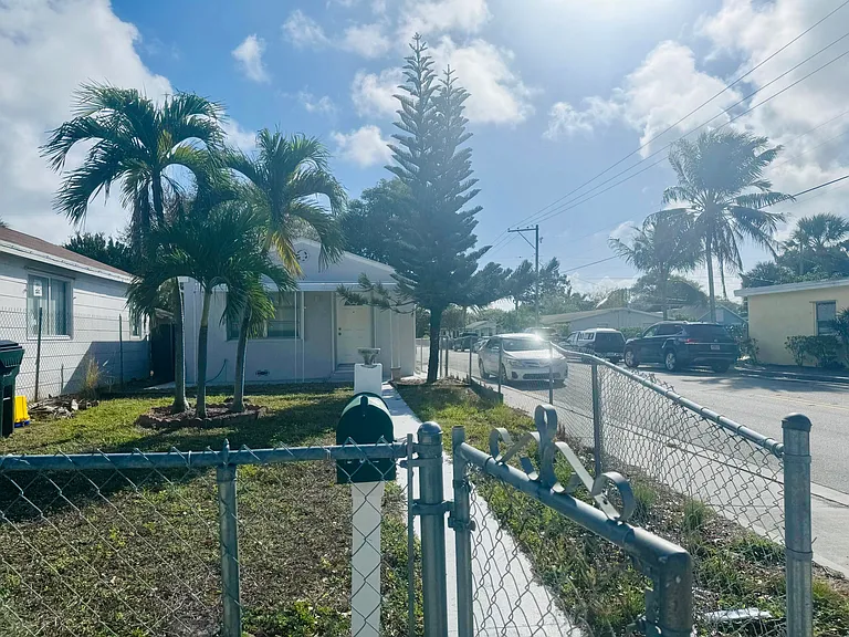 602 N D St — Photo 3