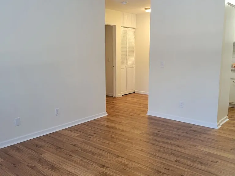 137 E Division St — Photo 5