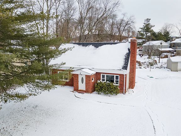 3rd image of 74 Lakeshore Dr E