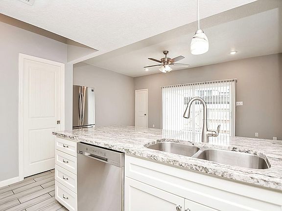 5th image of 820 Threadneedle St APT 253