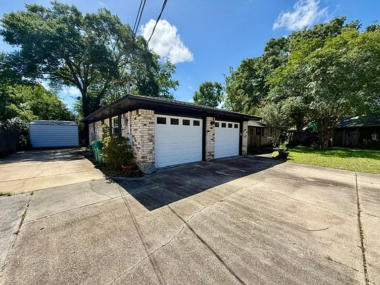 203 Hastings Ct — Photo 44