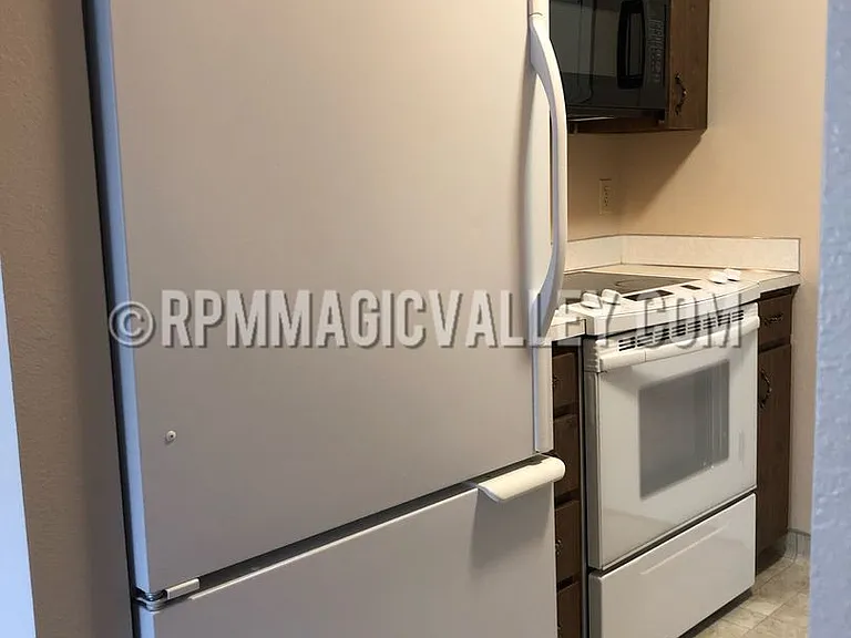 747 Meadows Dr #2 — Photo 10