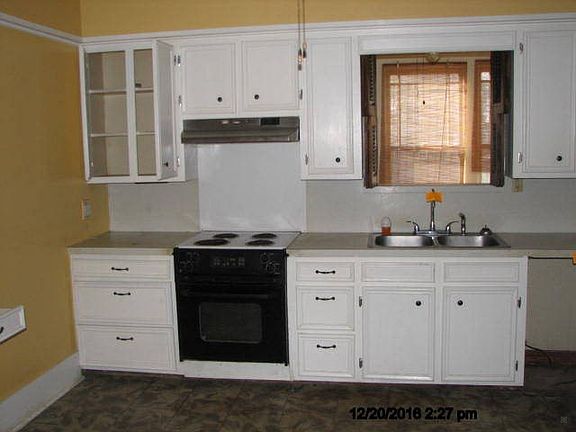 3rd image of 305 Pecan St