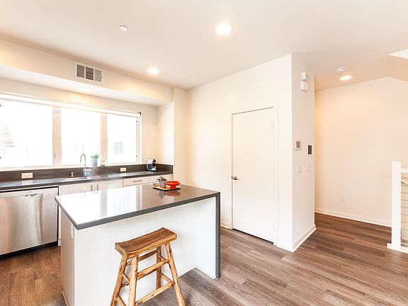 5th image of 2920 Rowena Ave #3