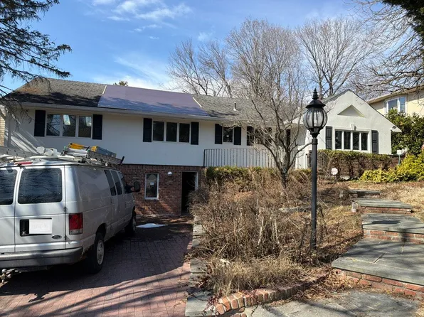 14 Vine St, Glenwood Landing, NY 11547