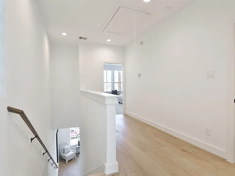 1020 W 15th 1/2 St #B — Photo 26
