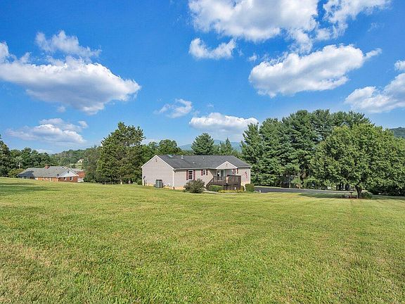 5th image of 28 Windy Hill Circle Dr
