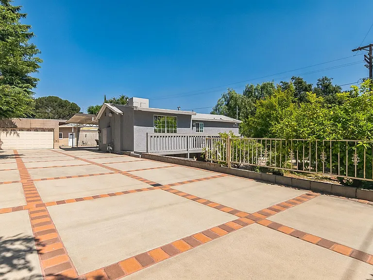 10304 Marcus Ave — Photo 19