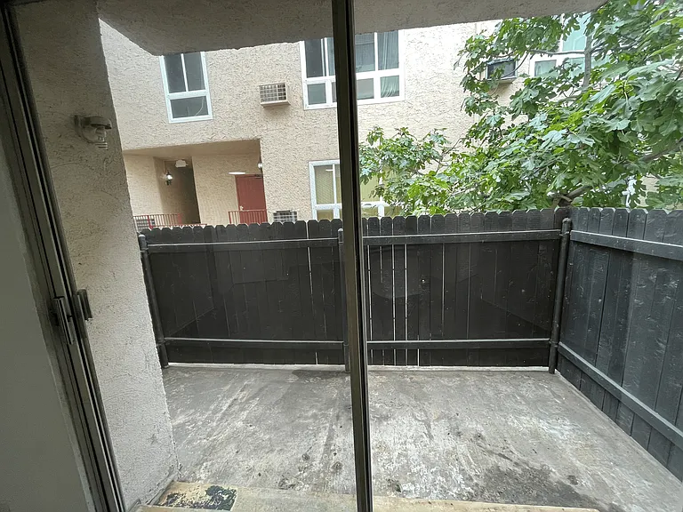 685 Kelton Ave — Photo 17