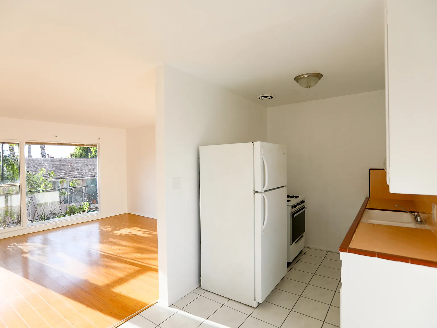 262 1/2 S Sycamore Ave — Photo 4