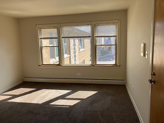 2nd image of 5452 N Artesian Ave APT 2N