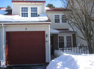7 Georgian Ct, Coram, NY 11727