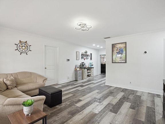 5th image of 3851 NE 4th Avenue
