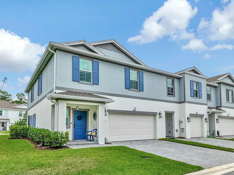 601 NE Waters Edge Ln — Photo 3