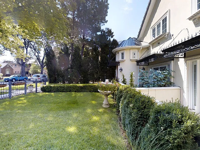 545 Monroe St — Photo 3