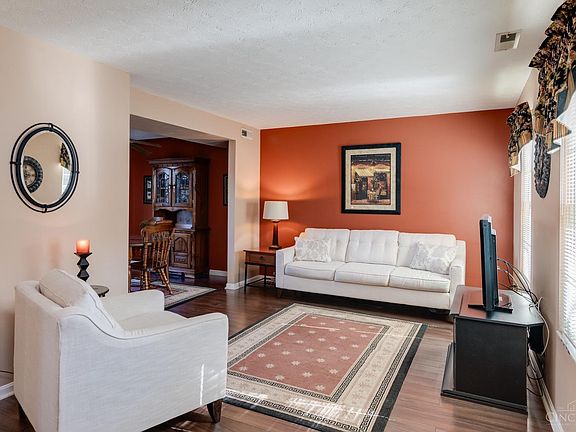 4th image of 12 Woodsview Ln