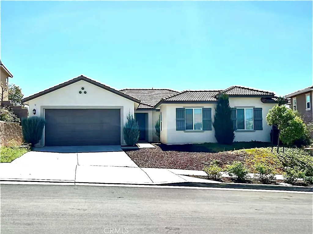 4 bed, 2.5 bath, 2700 sqft, $3,700 — Photo 1