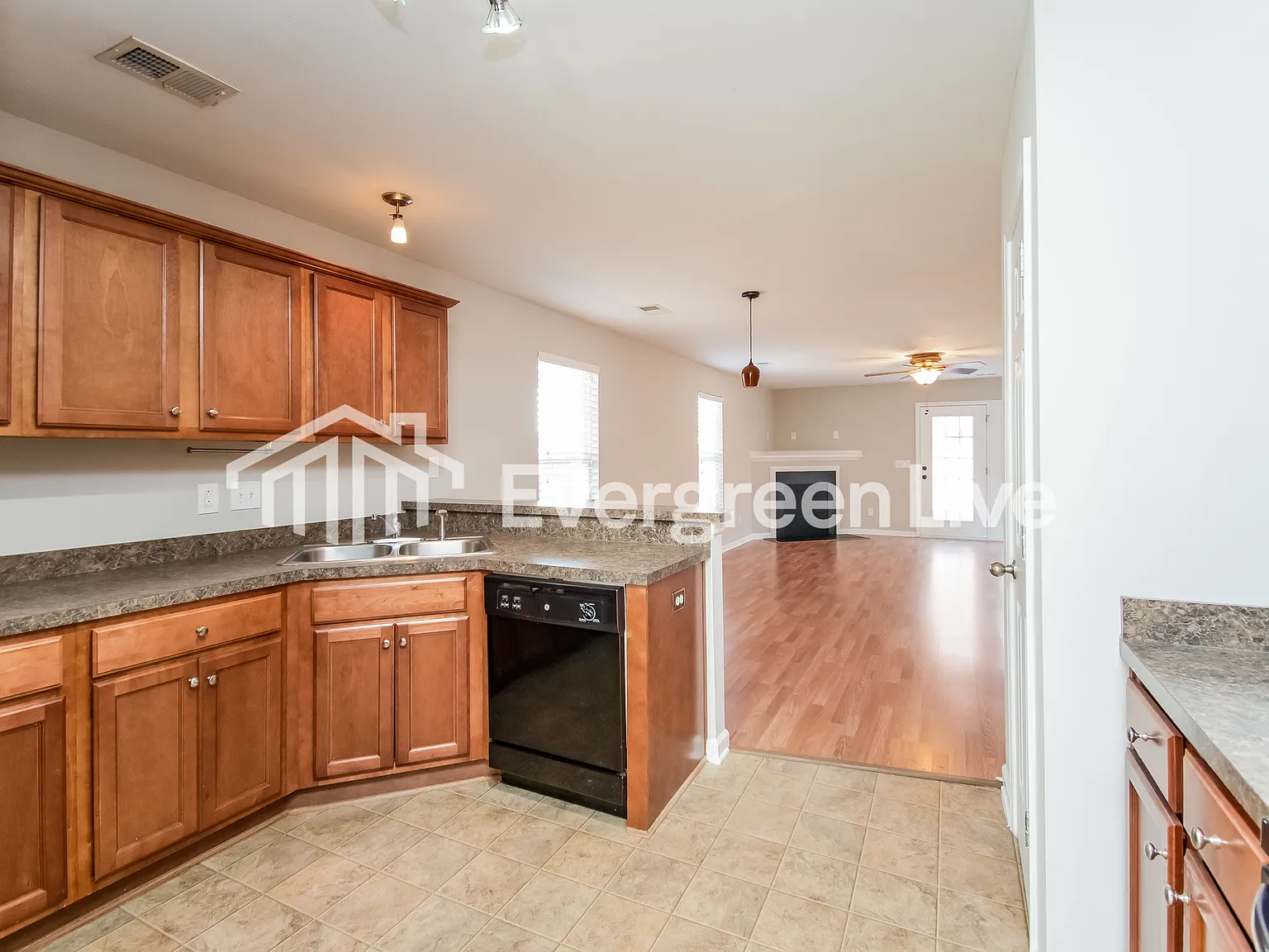 4 bed, 2.0 bath, 1968 sqft, $2,045 — Photo 3