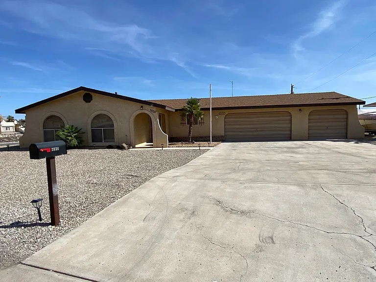 2834 Holiday Dr — Photo 3