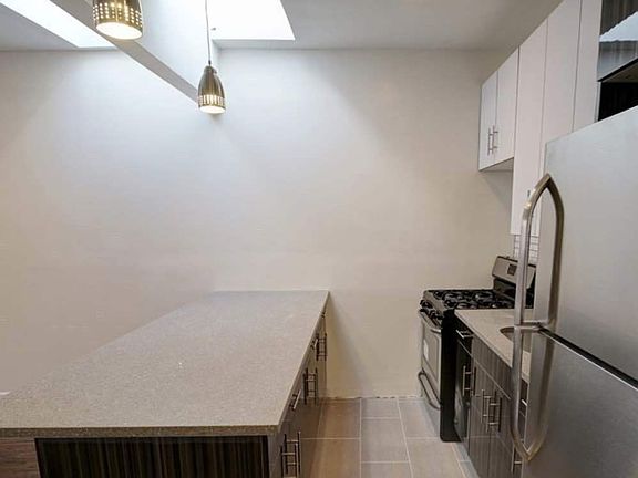 4th image of 472 Chauncey St #2