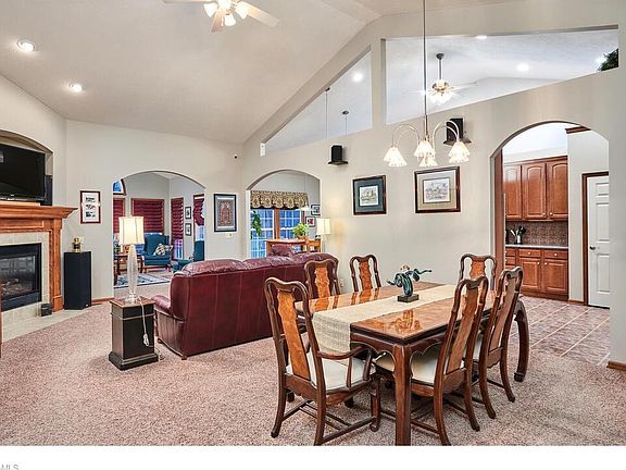 4th image of 571 Dover Dr