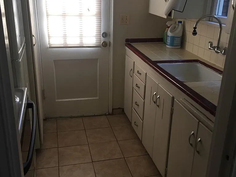 427 NE Ravenna Blvd — Photo 3