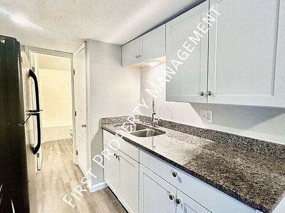 5th image of 501 Woodcreek Dr E #1