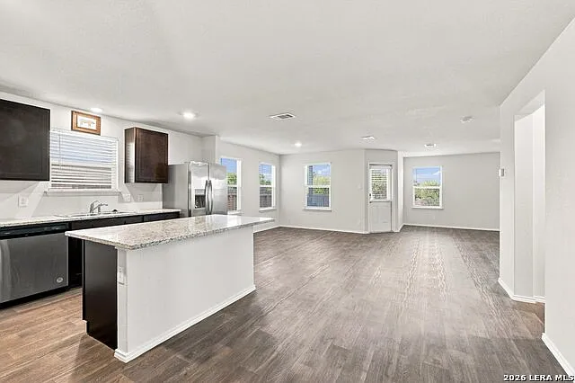 4 bed, 2.5 bath, 2305 sqft, $2,000 — Photo 3