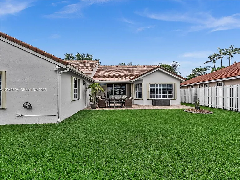 639 Verona Pl — Photo 73