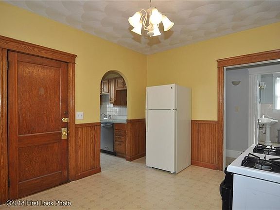 4th image of 39 Ferncliff Ave
