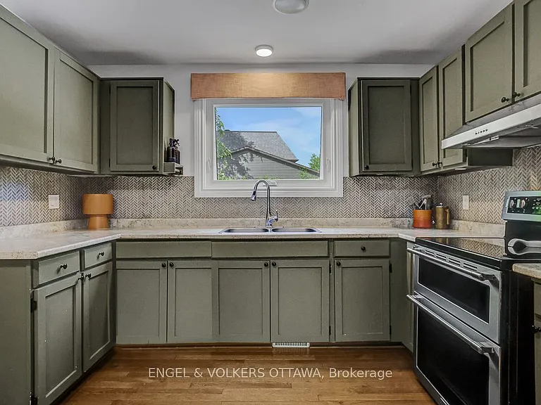 516 Buchanan Cres — Photo 17