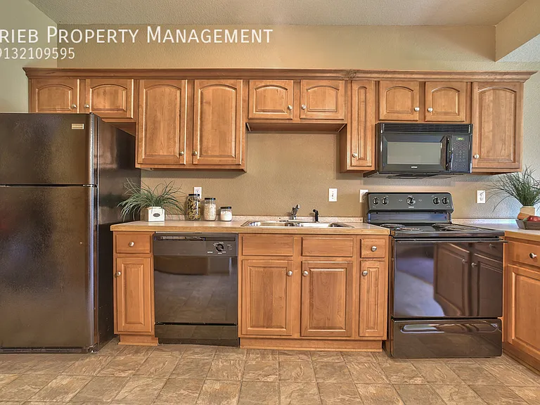 824 Woodson Ct — Photo 8