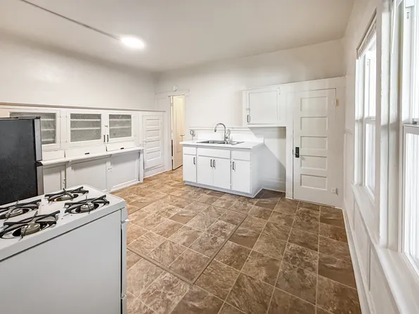 703 13th St APT 1, Modesto, CA 95354