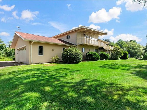 3rd image of 20 Bedford Cir