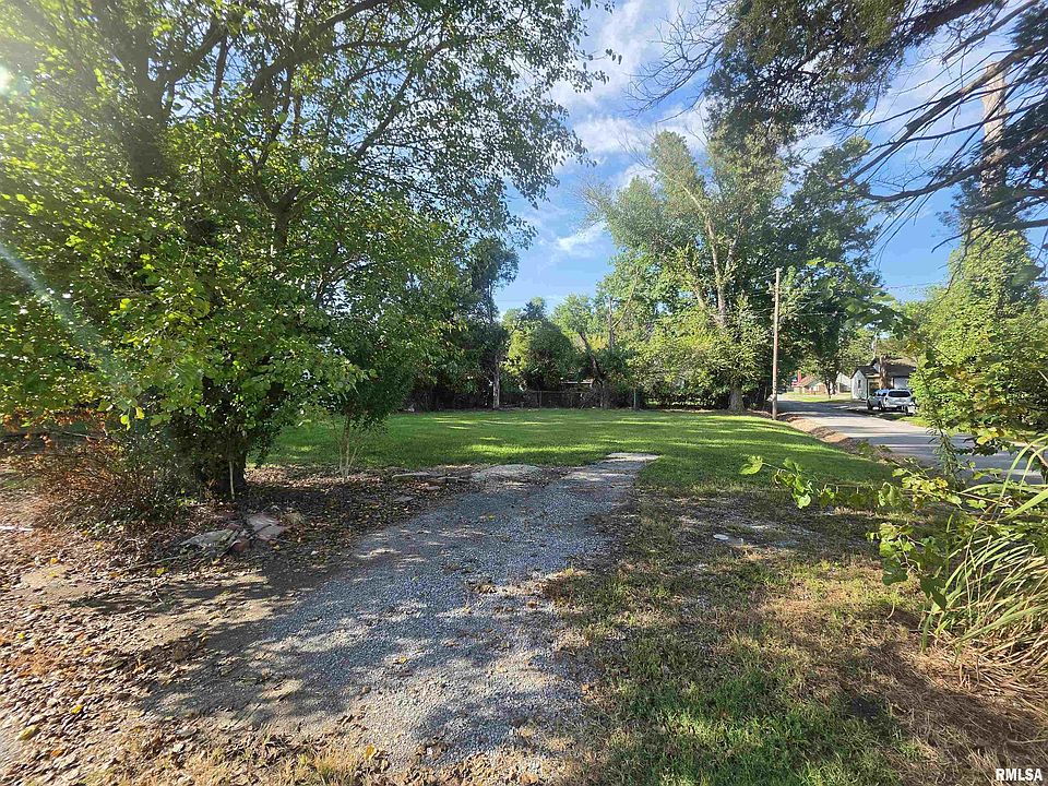 2nd image of 900 Boston Rd