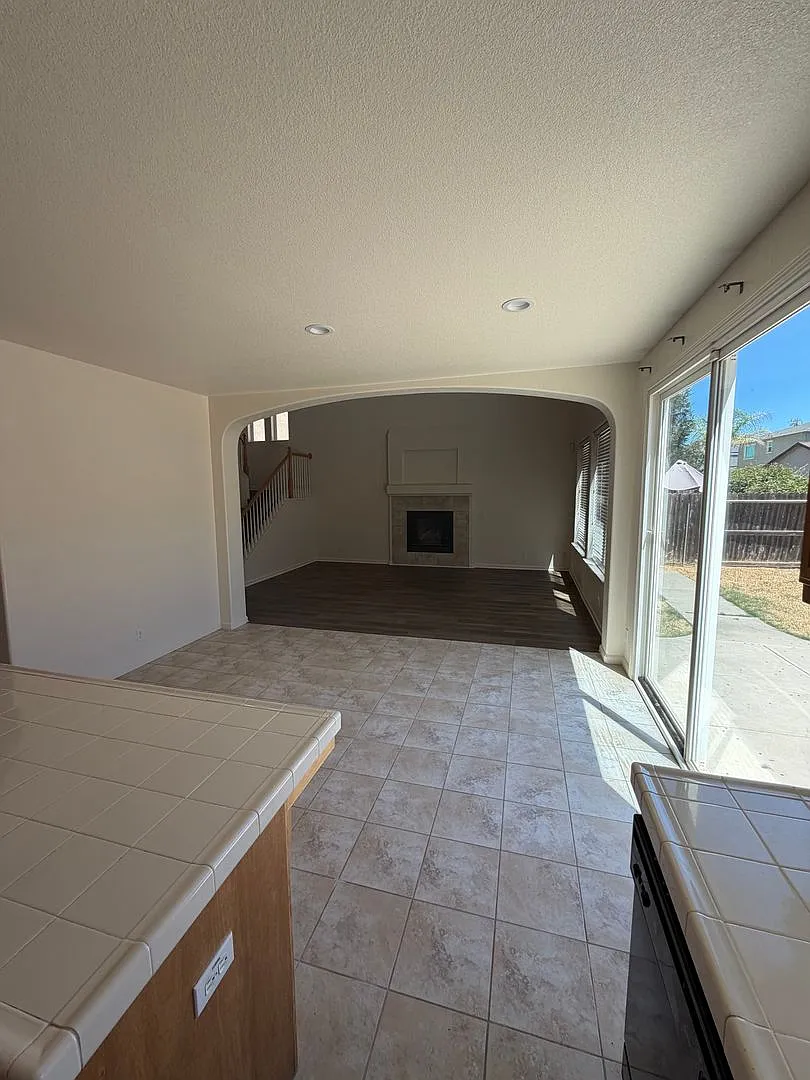 2 bedroom 2 bath 2-story home — Photo 4