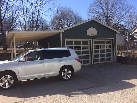 Detached garage and side pad
