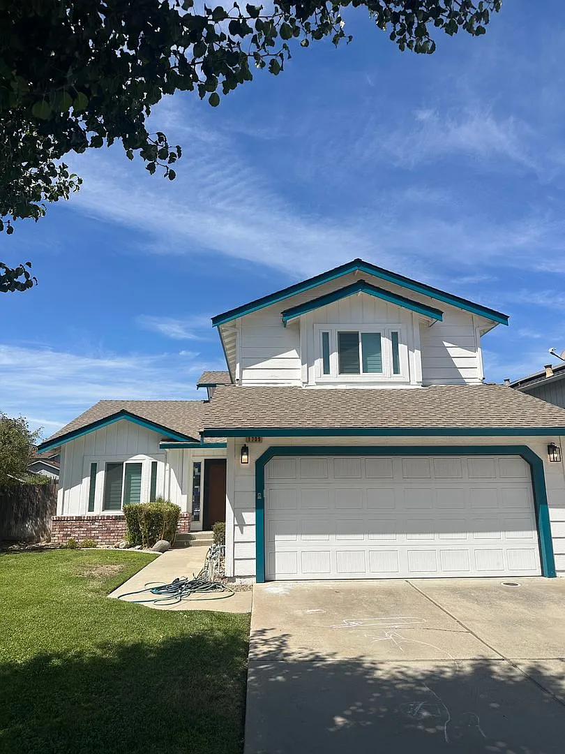 Huge Family Home! — Photo 1