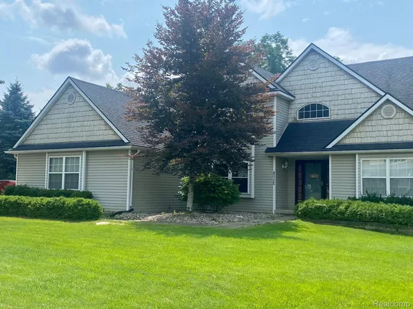 4115 Forest Edge Dr, Commerce Township, MI 48382
