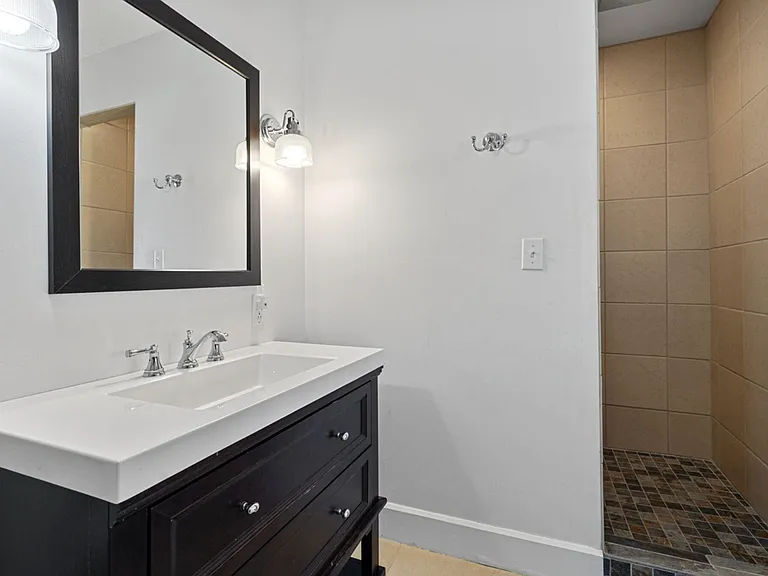 219 W 6th St — Photo 4