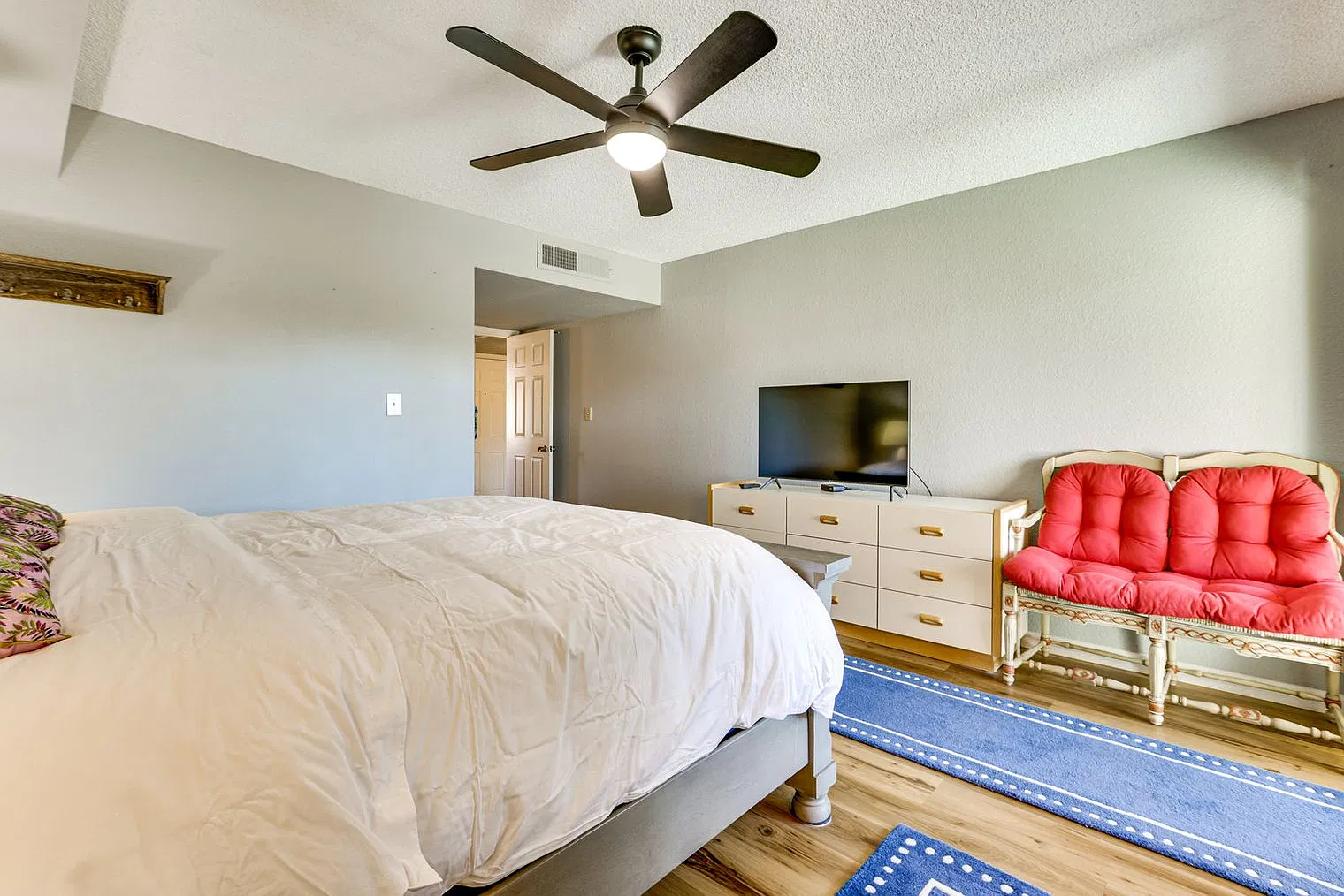 2 bed, 2.0 bath, 1205 sqft, $3,306 — Photo 4