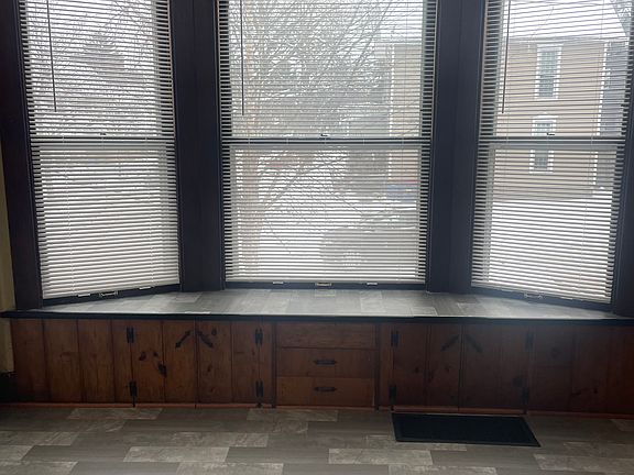 3rd image of 659 Crescent St NE #1
