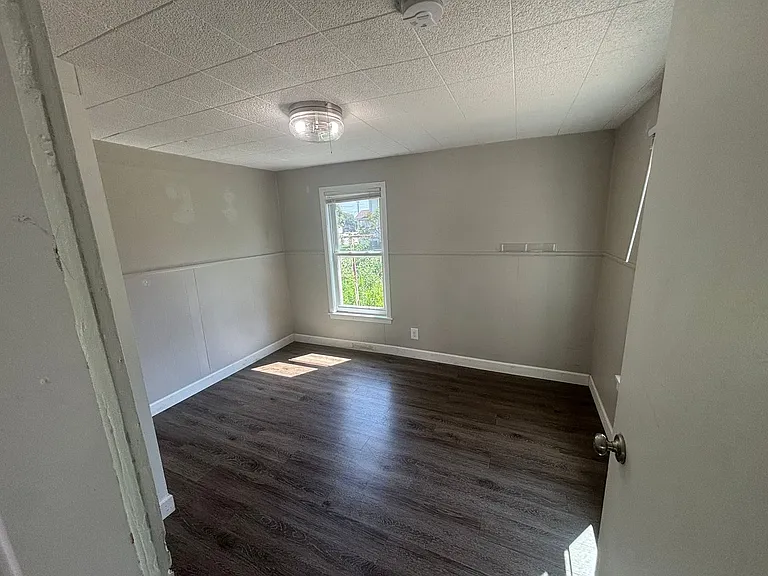 511 W 2nd St — Photo 8