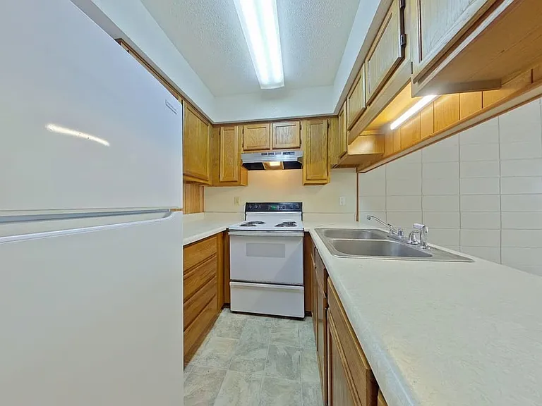 211 Tooke St #E — Photo 8