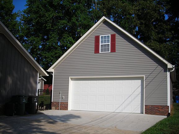 Detached 2-Car Garage